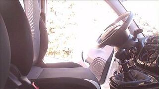 Твоя мама отвезет тебя в школу, ты хочешь шпионить за ней, пока водишь машину, мастурбируй для нее! - порно видео