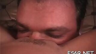 Развратная красотка трахается с тестером киски - порно видео