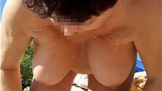 Бабушка показывает и качает своей обвисшей грудью - порно видео