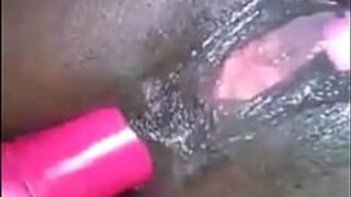 Она играет в это очко и сквиртует - порно видео