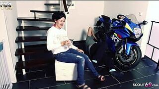 Немецкая милфа соблазняет юношу по соседству заняться сексом на лестничной клетке - порно видео