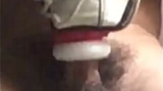 Накопившуюся за неделю сперму вылили под контролем кроссовок и края чашки самолета. - порно видео