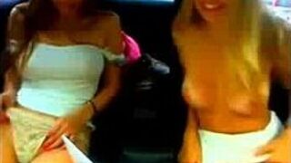 Сексуальная грудастая блондинка и брюнетка в машине - порно видео