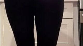 Симпатичная сисси в одежде сестры - порно видео