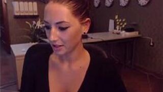 Сексуальная горячая тинка сошла с ума в офисе - порно видео