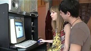 Эта непослушная юная красотка совершеннолетия - порно видео