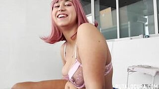 Грудастая девушка кончает и ее киска наполняется молоком - порно видео