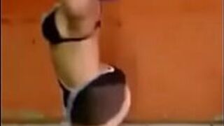 Карлик с большой задницей тверкает и танцует - порно видео