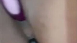 Двойное проникновение с вибрирующим фаллоимитатором и китайскими анальными шариками, чтобы насладиться, пока я записываю ее и слушаю ее стоны - порно видео