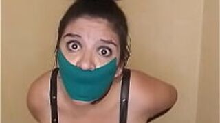 Кимми пухлая девушка в наручниках пытается вырваться - порно видео