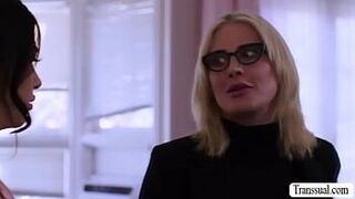 Транс-мачеха лижет и трахает киску падчерицы - порно видео