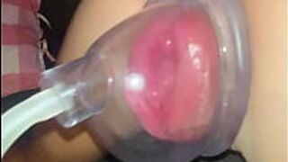 Огромная киска накачивает сочную киску - порно видео