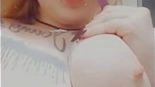 Фигуристая девушка играет со своими сиськами - порно видео