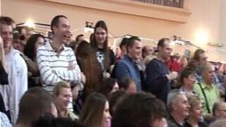 Стриптизерша показывает свои соблазнительные лакомства - порно видео