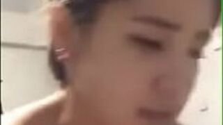 Слитая в секретную комнату студентка с парнем - порно видео