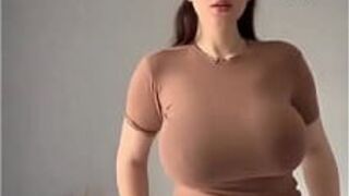 Викториана трясет своими большими натуральными сиськами - порно видео