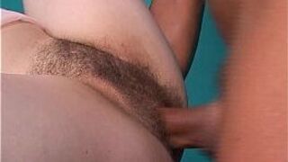 Круглолицый Мамочка получает волосатые пизда пиздец - порно видео