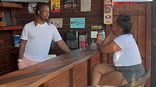 Дружеская беседа переросла во встречу после того, как одинокий незнакомец встретил бармена, которого она увлекает, превратилась в быстрый трах в спальне - порно видео