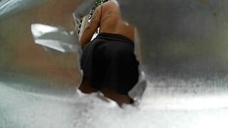 Женщина снята в домике на открытом воздухе (ЧЕРЕЗ ОБЪЕКТИВ КАМЕРЫ) - порно видео