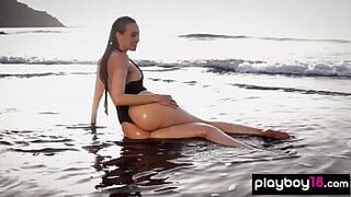 Немецкая красотка Жасмин снимает купальник и позирует обнаженной на пляже - порно видео