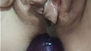 Долблю бутылку со смазкой в задницу красотки - порно видео