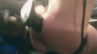 ГИГАНТСКИЙ ЧЕРНЫЙ ДИЛДО - порно видео