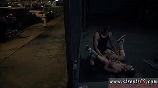 Экстремальные анальные игрушки и хуй, парни делают пасы к женщинам, которые носят - порно видео