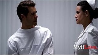 Самая горячая медсестра проявляет доброту - порно видео