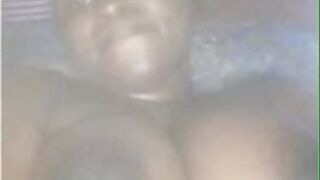 Возбужденная мать-одиночка бесконтрольно хочет стоны - порно видео