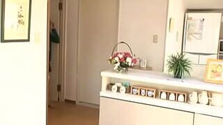 Муж играет в игру, пока его друг трахнул жену - порно видео