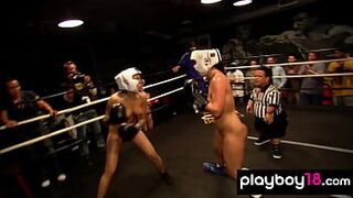 Темнокожая порнозвезда Анджела Леди Армани и Джейми Линн дерутся на боксерском ринге - порно видео