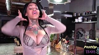 Красотка с большими сиськами после операции наслаждается мастурбацией - порно видео