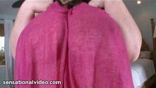 Крошка с огромными сиськами засовывает дилдо между ее сиськами - порно видео