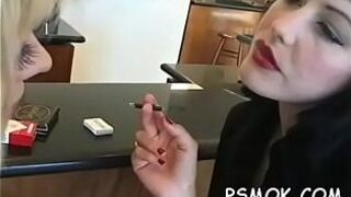 Горячая красотка играет с игрушкой пока курит на диване - порно видео