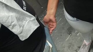 Прикосновение выпуклости на джинсах в лифте - порно видео